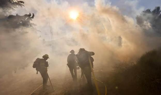 Obliga megaincendio a evacuar a miles de personas en California Obliga megaincendio a evacuar a miles de personas en California
