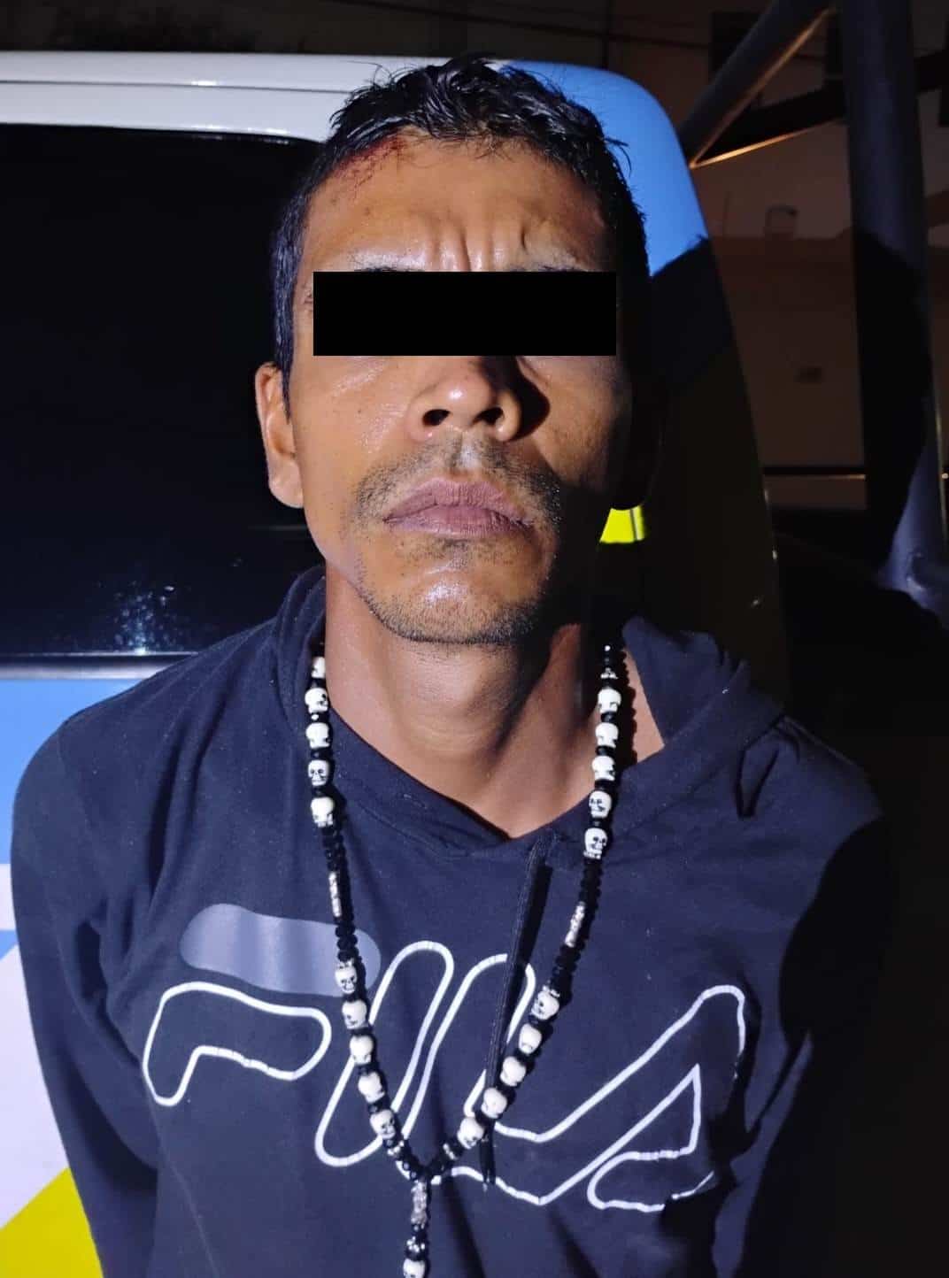 Durante un operativo realizado en la Colonia Residencial Abraham Lincoln, oficiales de la Guardia Auxiliar de la Policía de Monterrey lograron la detención de un hombre que cuenta con orden de aprehensión por delitos contra la salud.