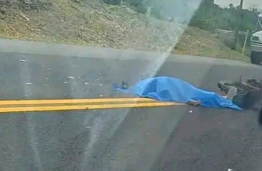 Un motociclista perdió la vida en forma trágica al ser arrollado por un tráiler, en la Carretera Monterrey-Laredo, en el municipio de Ciénega de Flores.