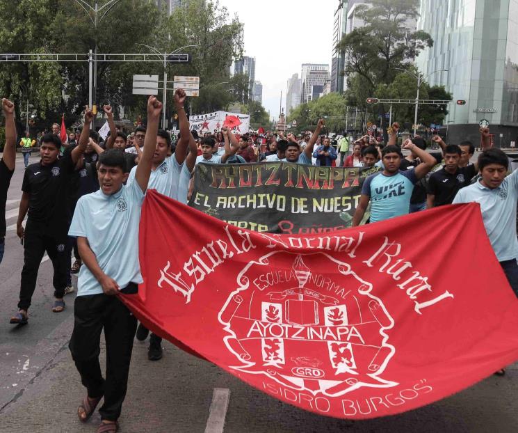 Marchan familiares de normalistas; exigen esclarecer el caso