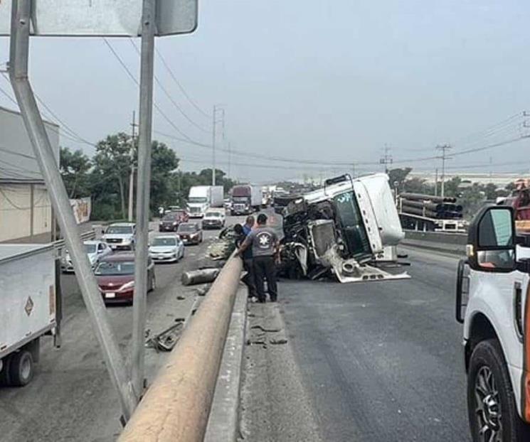 Muere trailero prensado en Escobedo