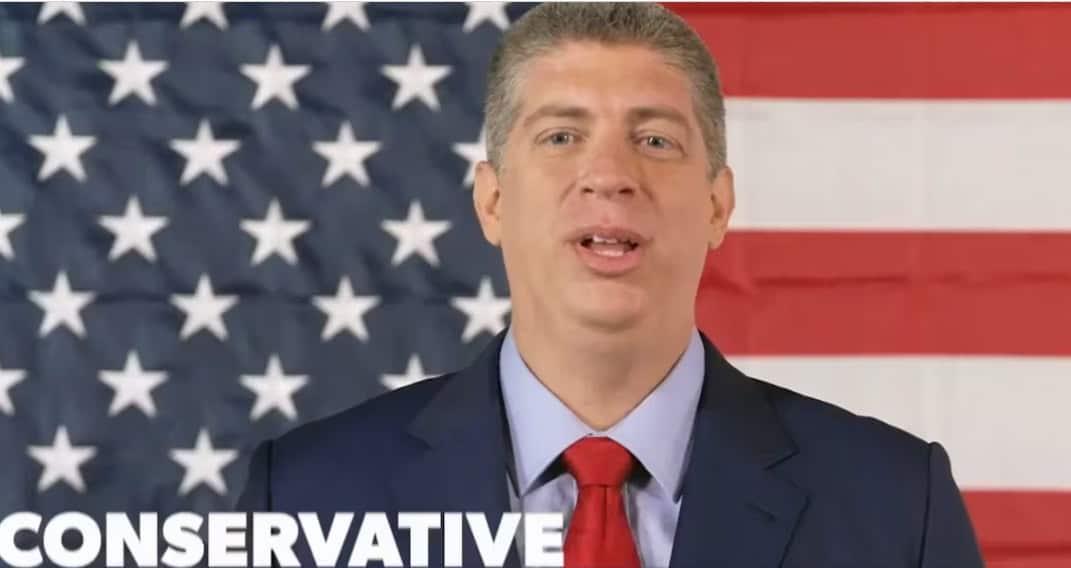 Candidato a gobernador usa traductor para amenazar a migrantes
