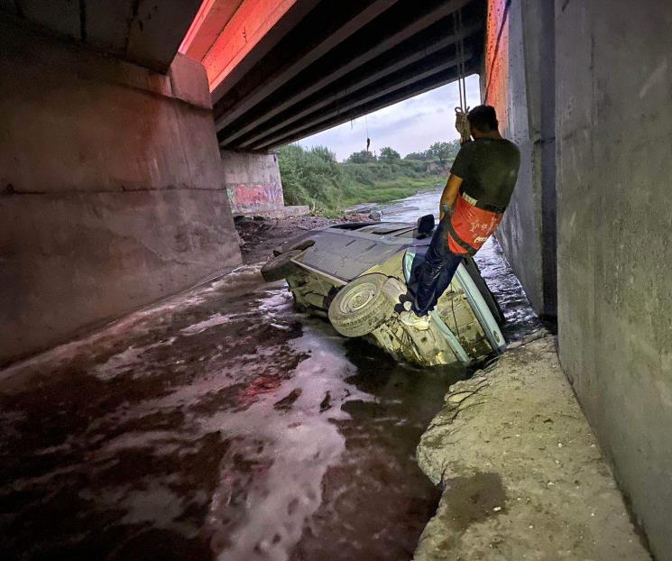 Cae camioneta al Río Pesquería