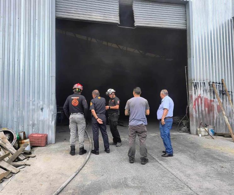 Consume incendio dos vehículos en bodega Consume incendio dos vehículos en bodega