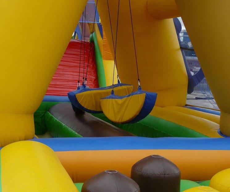 Inflable sale volando en campo de beisbol; niño de 5 años muere Inflable sale volando en campo de beisbol; niño de 5 años muere