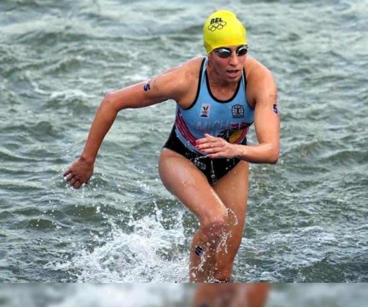 Hospitalizan a triatleta tras nadar en Río Sena de París