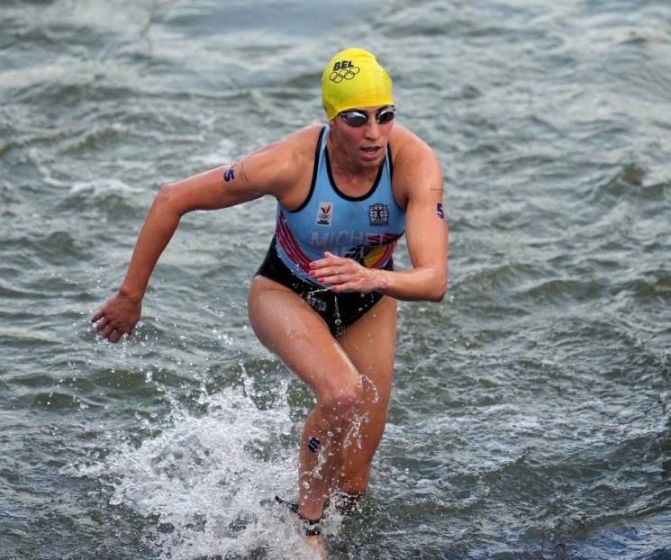 Triatleta hospitalizada por nadar en río Sena Triatleta hospitalizada por nadar en río Sena