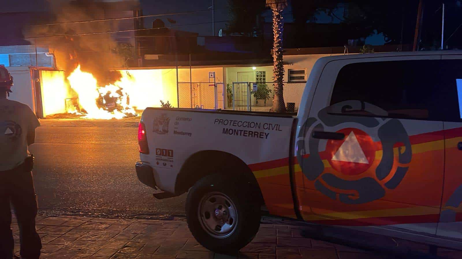 Una camioneta estacionada frente a un domicilio, fue consumida por un incendio, la madrugada de ayer en la Colonia Chepevera, municipio de Monterrey.