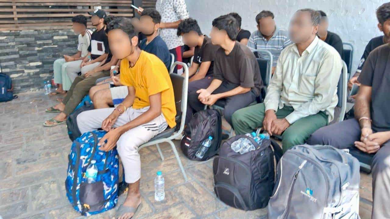 Un grupo de 18 migrantes de la India y Ecuador, quienes tenían dos días encerrados en un domicilio, fueron rescatados por elementos de Fuerza Civil, en la Colonia Alianza, al poniente de Monterrey.