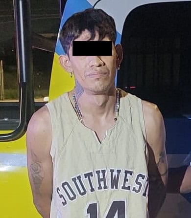 Después de ser visto manejando una motocicleta con reporte de robo, un hombre fue detenido por oficiales de la Policía de Monterrey, en la Colonia Plutarco Elías Calles, al poniente de la ciudad.