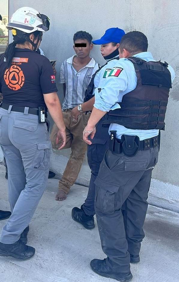 Luego de que presuntamente tratara de lanzarse de un edificio del centro de la ciudad, un hondureño fue rescatado y detenido por oficiales de la Policía de Monterrey, tras 12 horas de labores convencimiento, en coordinación con los diversos cuerpos de auxilio y luego de que le encontraron droga en su poder.