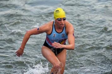 Triatleta hospitalizada por nadar en río Sena