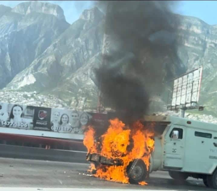 Un camión de valores se incendió de la parte delantera, por una aparente falla mecánica, en un paso a desnivel, en los límites de San Pedro con Santa Catarina.