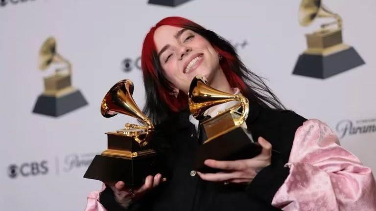 Comparte Billie Eilish que padece la parálisis del sueño