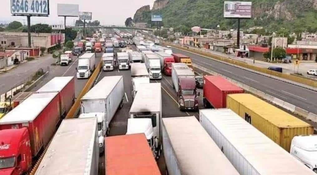 Transportistas exigen a autoridades resolver bloqueo de carreteras