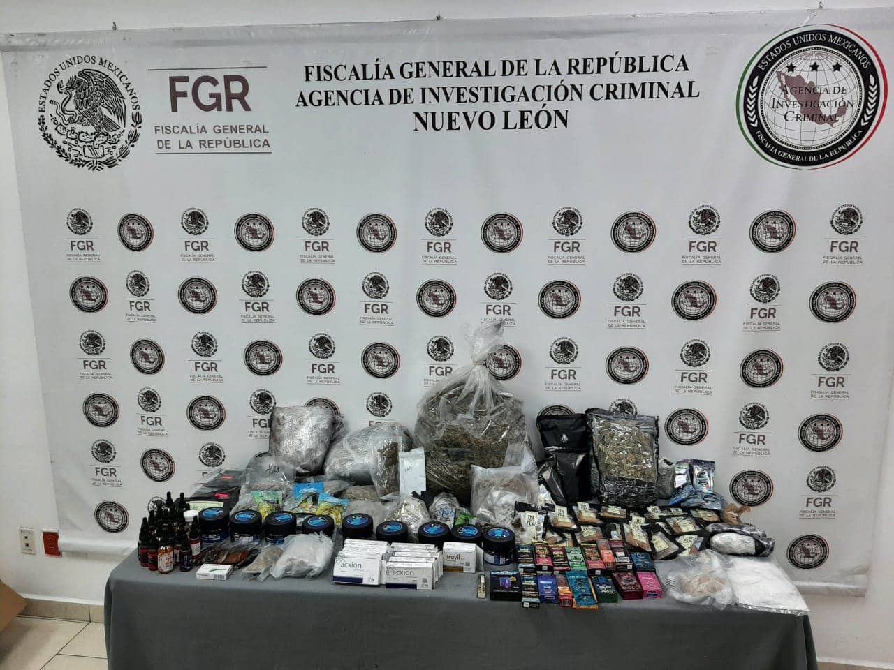 Más de ocho kilos de droga, entre marihuana y metanfetamina, fueron asegurados por la Fiscalía General de la República (FGR), en una empresa de paquetería de Santa Catarina.
