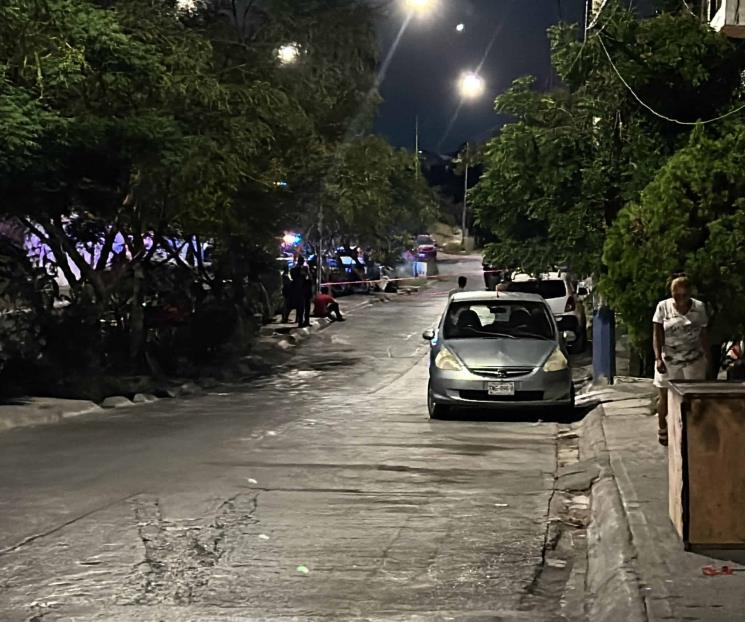 Atacan a balazos a sujeto desde auto; muere