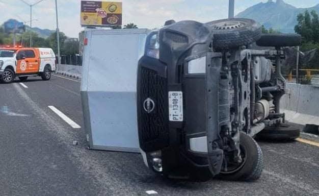 El choque volcadura entre dos vehículos, movilizó ayer a elementos de rescate, en la Carretera Nacional a la altura de El Cerrito, municipio de Santiago, donde una persona resultó lesionada.