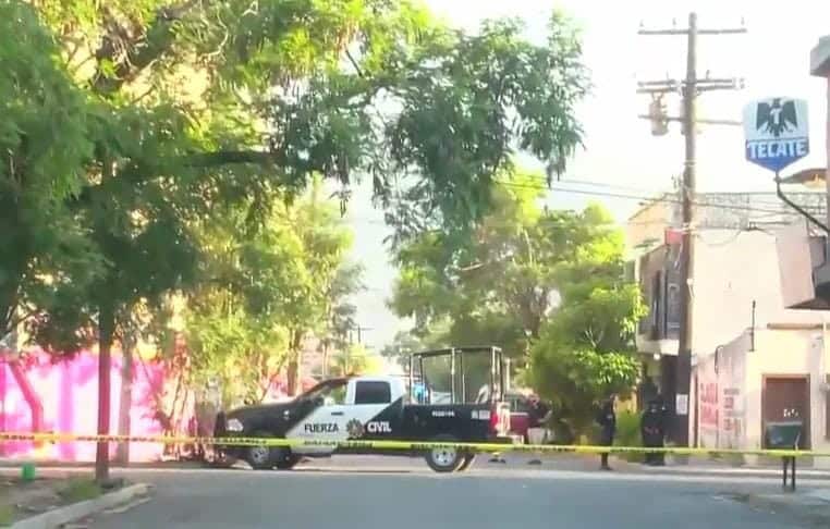 El cadáver de un hombre desnudo, con huellas de violencia, atado de manos y pies con un mecate y cubierto con una cobija, fue encontrado ayer en calles de la Colonia Constituyentes del 57, al norte del municipio de Monterrey.