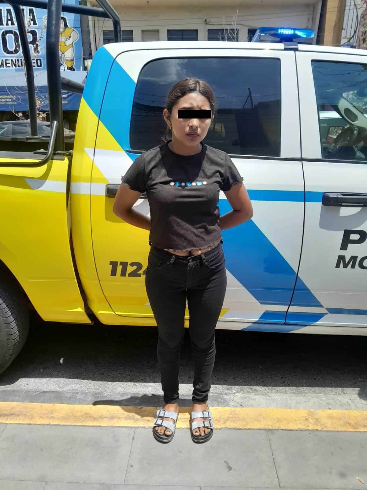 Luego de que presuntamente sustrajo diversas prendas de vestir de una tienda departamental, una mujer originaria del estado de Chiapas fue detenida por oficiales de la Policía de Monterrey, ya que trató de salir sin pagar la mercancía, en el centro de la ciudad.