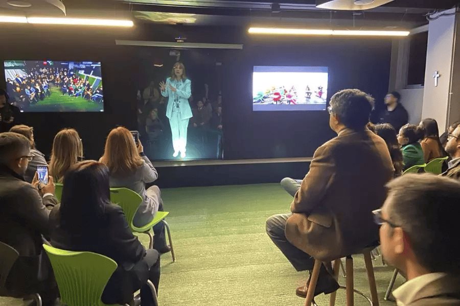 Clases del futuro: Tec exporta sistema de Profesor Holograma a Chile