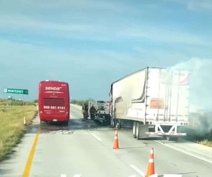 Se incendia tráiler en la Autopista a Laredo en Anáhuac Se incendia tráiler en la Autopista a Laredo en Anáhuac