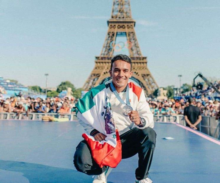 Regresa de París Juan Manuel Celaya Regresa de París Juan Manuel Celaya