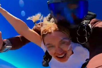 Emma Coronel estrena TikTok con un salto en paraca&iacute;das