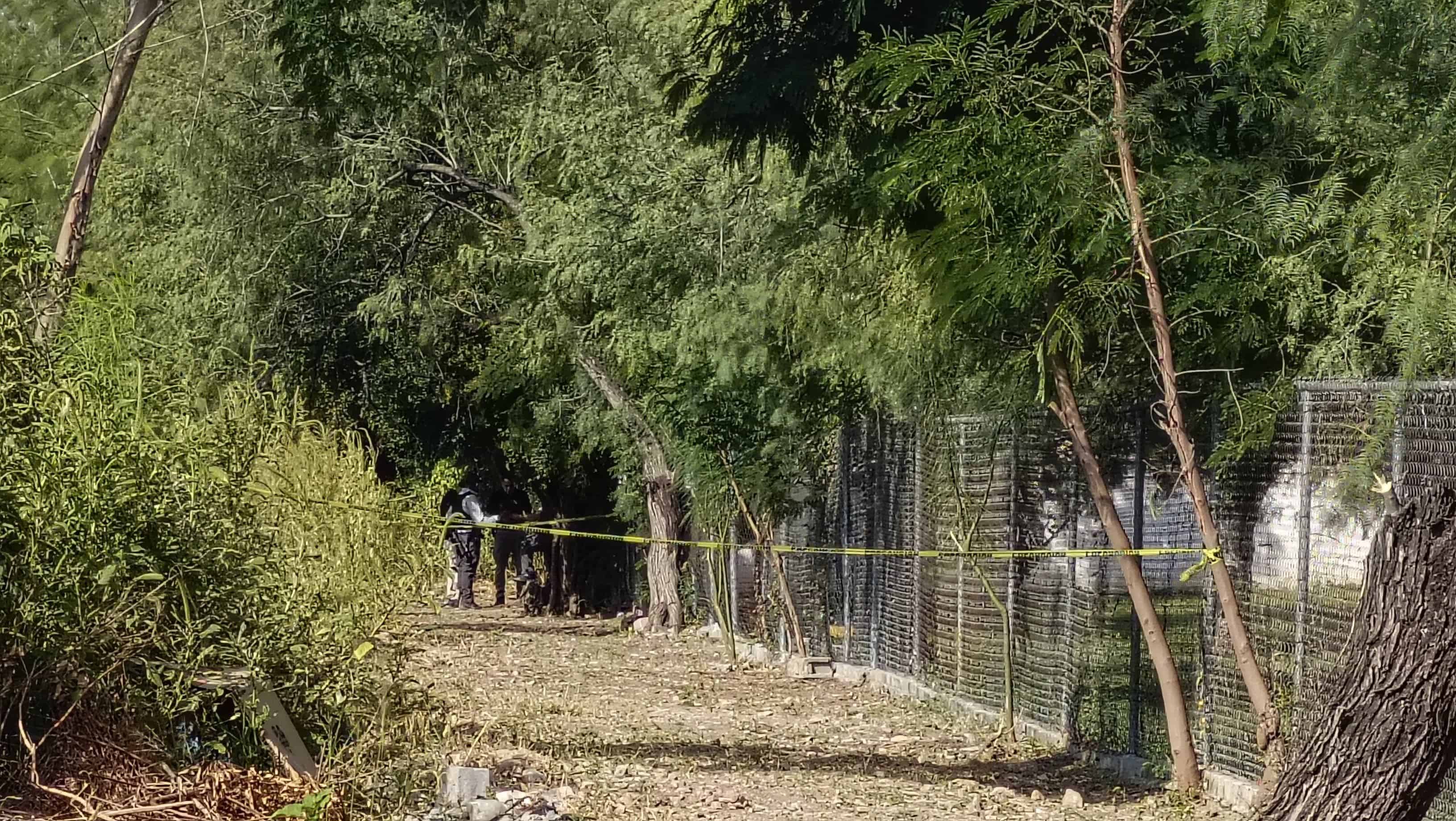 El cuerpo de un hombre en avanzado estado de descomposición fue localizado en un terreno baldío, al poniente de la ciudad.