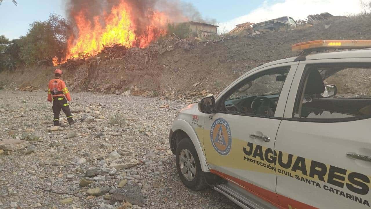 Un lesionado y daños materiales dejó el incendio de un tejaban provocado por una persona, ayer en Santa Catarina.