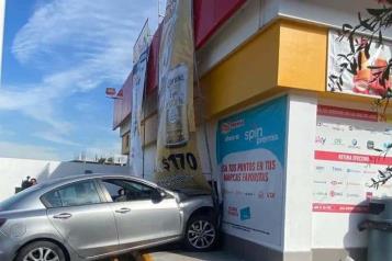 Incrusta auto en tienda