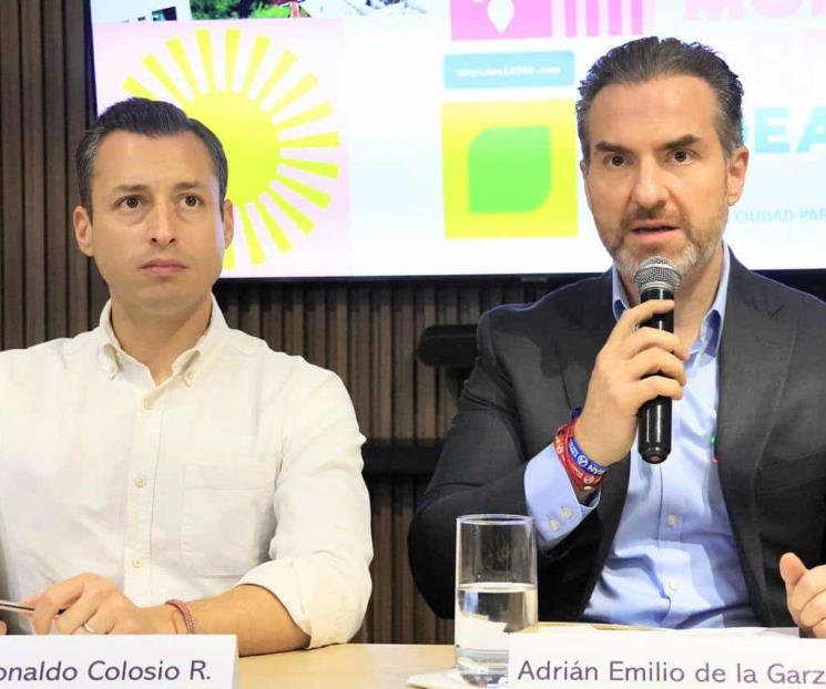Entrega Colosio Plan Municipal de Desarrollo de Monterrey a Adrián