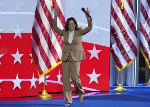 Harris aparece por sorpresa en el primer día de la CND Harris aparece por sorpresa en el primer día de la CND