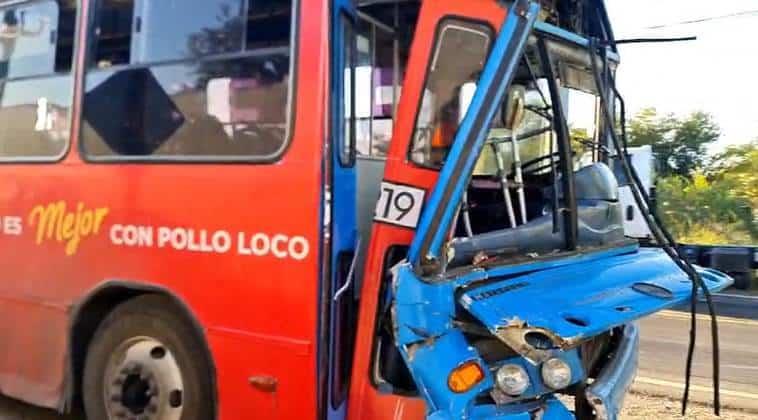Deja 16 lesionados choque de camión contra tráiler
