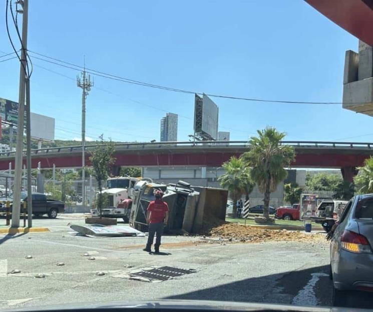 Vuelca camión de carga y deja caos vial Vuelca camión de carga y deja caos vial