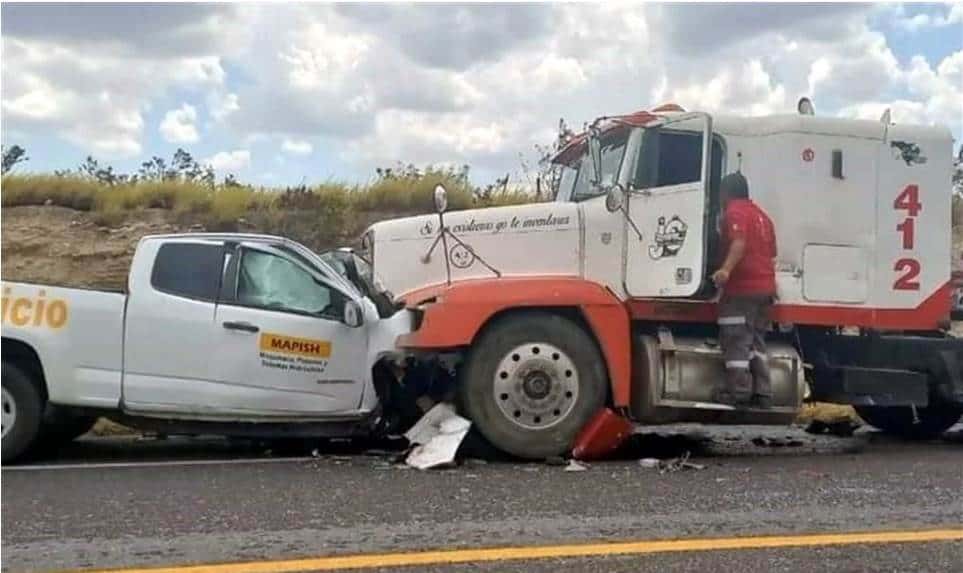 Un empleado de una empresa especializada en sistema hidráulico, perdió la vida en forma trágica al chocar de frente contra un tráiler, en el municipio de Mina, Nuevo León.
