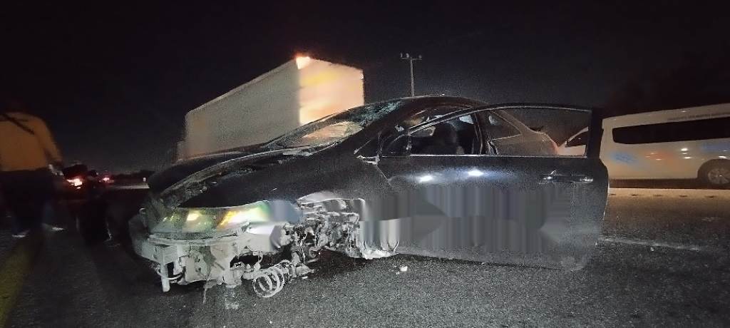 Una muerte trágica es la que tuvo el conductor de un automóvil sedan, luego de chocar contra un muro de contención y salir disparado por la ventana, cayendo sobre los carriles contrario donde fue arrollado por diez vehículos en el Libramiento Noreste en Escobedo.