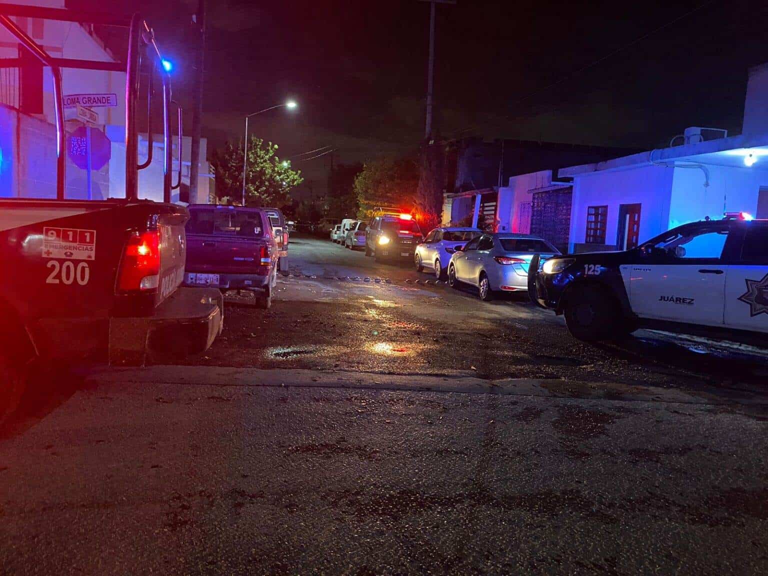 Hombres armados que viajaban en una motocicleta, atacaron a balazos a un hombre, cuando estaba parado en el porche de su vivienda, en la Colonia Las Lomas de Juárez.