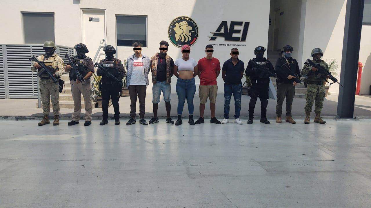El Grupo de Coordinación para la Seguridad de Nuevo León conformado por el Ejército, Guardia Nacional, las Fiscalías General del Estado y de la República y Fuerza Civil, realizaron la aprehensión de cinco personas, en Apodaca.