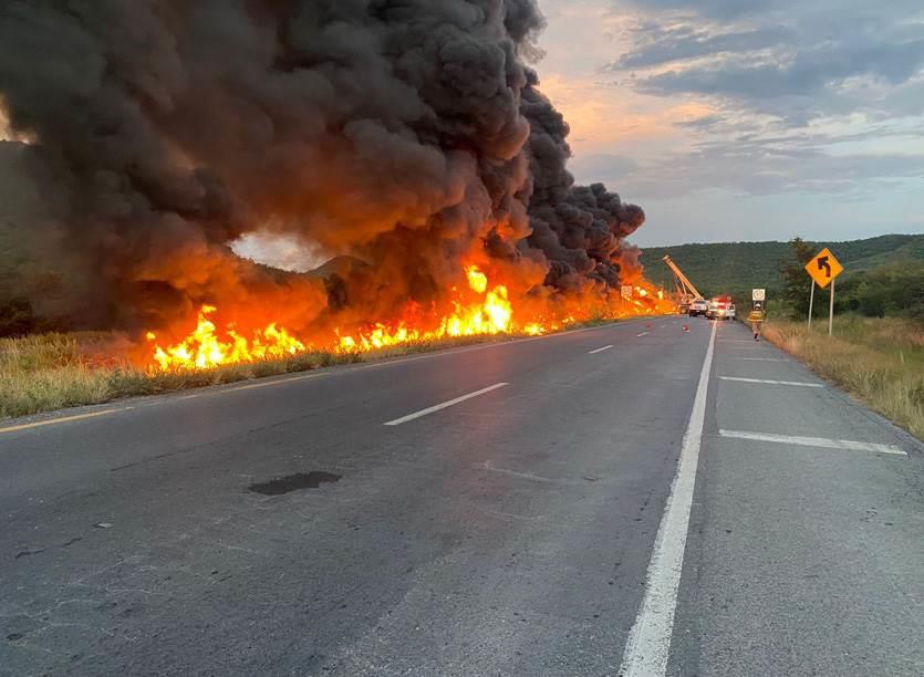 Vuelca tráiler y se incendia Vuelca tráiler y se incendia