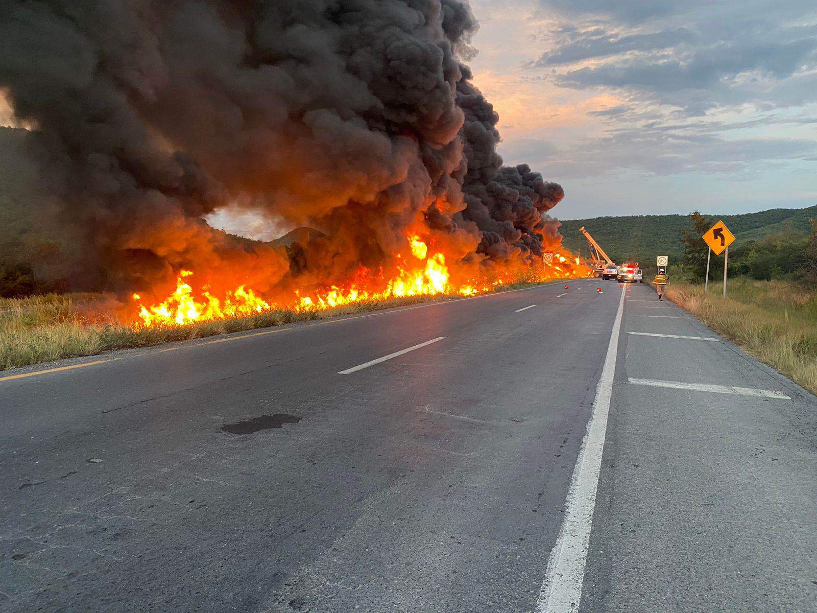 Un operador de quinta ruada herido y cierre parcial de carriles sobre la Carretera Nacional, fue lo que provocó la volcadura e incendio de un tráiler que transportaba destilado de petróleo, en Montemorelos.