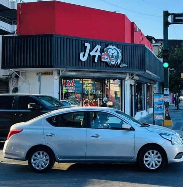 Personal de Comercio Exterior de la Secretaria de Administración Tributaria, realizó un cateo en el interior de un negocio ubicado en el puesteros de 5 de Mayo, donde vendían tenis apócrifos.
