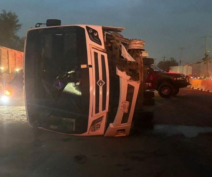 Vuelca camión de personal, hay 8 heridos
