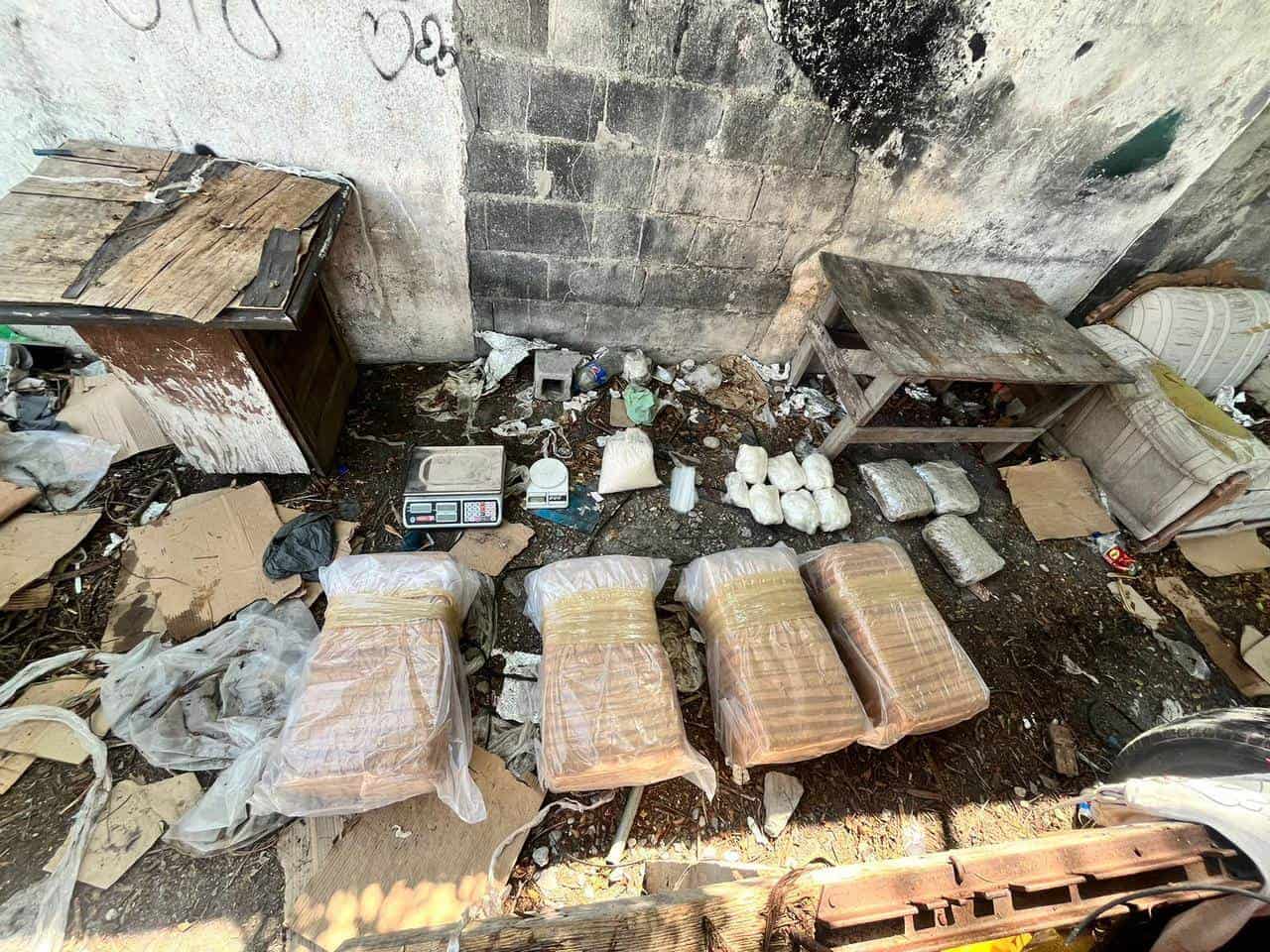 Elementos del Grupo Antinarcóticos de la Fiscalía General de Justicia, realizan un cateo en una bodega ubicada en la Colonia Martínez, donde se cree esta resguardada una gran cantidad de droga.