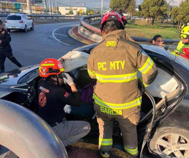 Quedan prensadas madre e hija tras choque Quedan prensadas madre e hija tras choque
