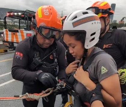 Rescatan a pareja en el Río Santa Catarina Rescatan a pareja en el Río Santa Catarina