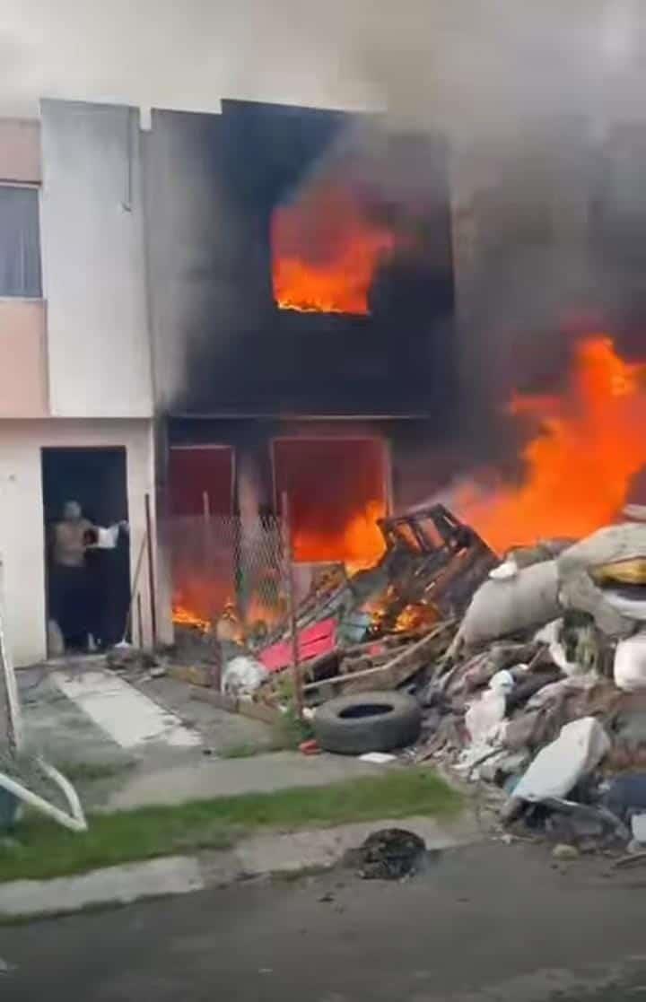 Arde vivienda en Cadereyta Arde vivienda en Cadereyta