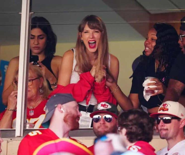 Asiste Taylor Swift a partido inaugural de los Chiefs en la NFL. Asiste Taylor Swift a partido inaugural de los Chiefs en la NFL.
