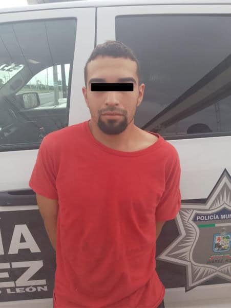 Oficiales de la Policía del municipio de Juárez, detuvieron a un hombre, que incurrió en el delito contra la salud, al ser sorprendidos con varias dosis de “cristal”, en la colonia Los Reguiletes.