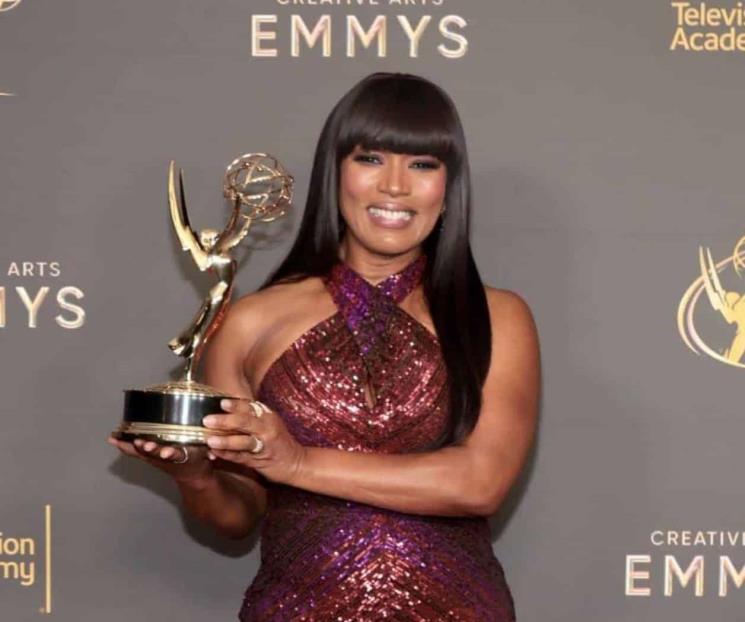 Angela Bassett gana su primer Emmy por narrar la serie “Queens”